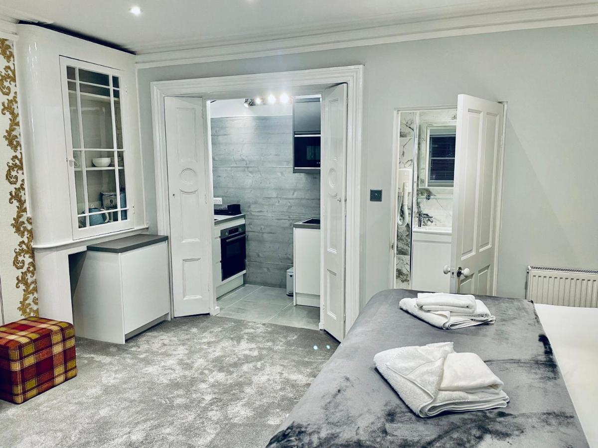 Deluxe Studios With Spa Included Portsmouth Exterior photo