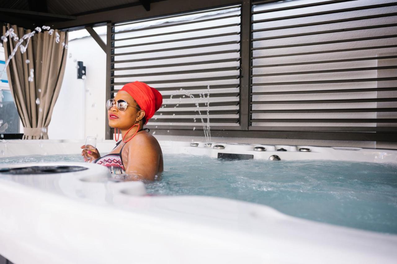 Deluxe Studios With Spa Included Portsmouth Exterior photo